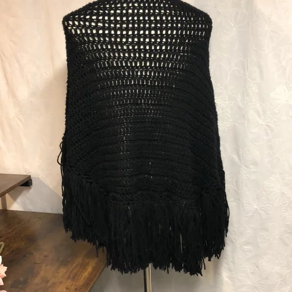 VINTAGE Crocheted Shawl - Picture 7 of 7